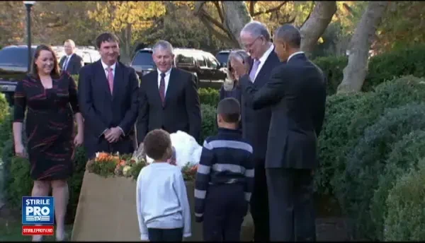 Pentru ultima data in mandatul sau, Obama a gratiat doi curcani. De ce vor lipsi fiicele sale de Ziua Recunostintei