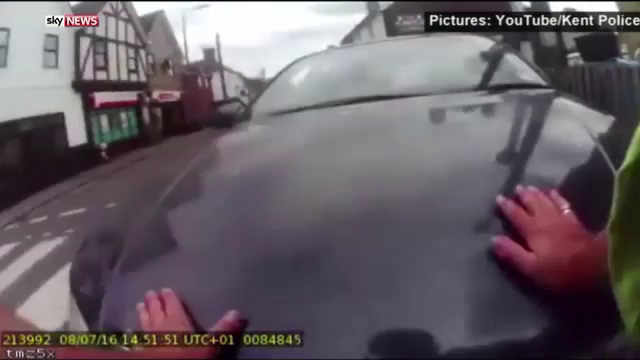 Un politist englez a vrut sa-i dea unui sofer o amenda, dar a fost luat pe capota. Incidentul a fost filmat