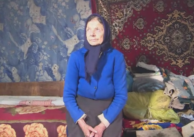 Batrana din Gorj care traieste la lumina lumanarii. Cum a ajuns sa aiba singura casa din sat neracordata la curent