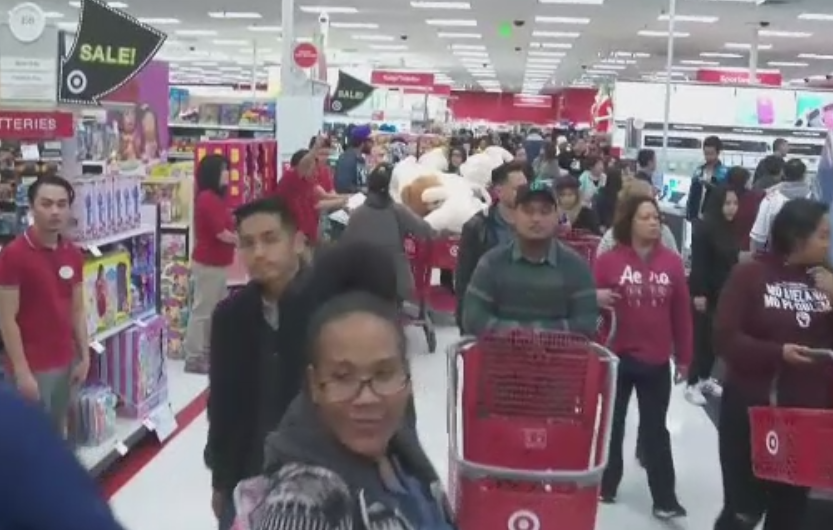 Milioane de americani au luat cu asalt magazinele de Black Friday. Un tanar a stat la coada 28 de ore