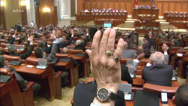 Cadou amar de sarbatori, facut de Parlament. Ce patesc cei care nu-si platesc facturile la caldura si gunoi in 45 de zile