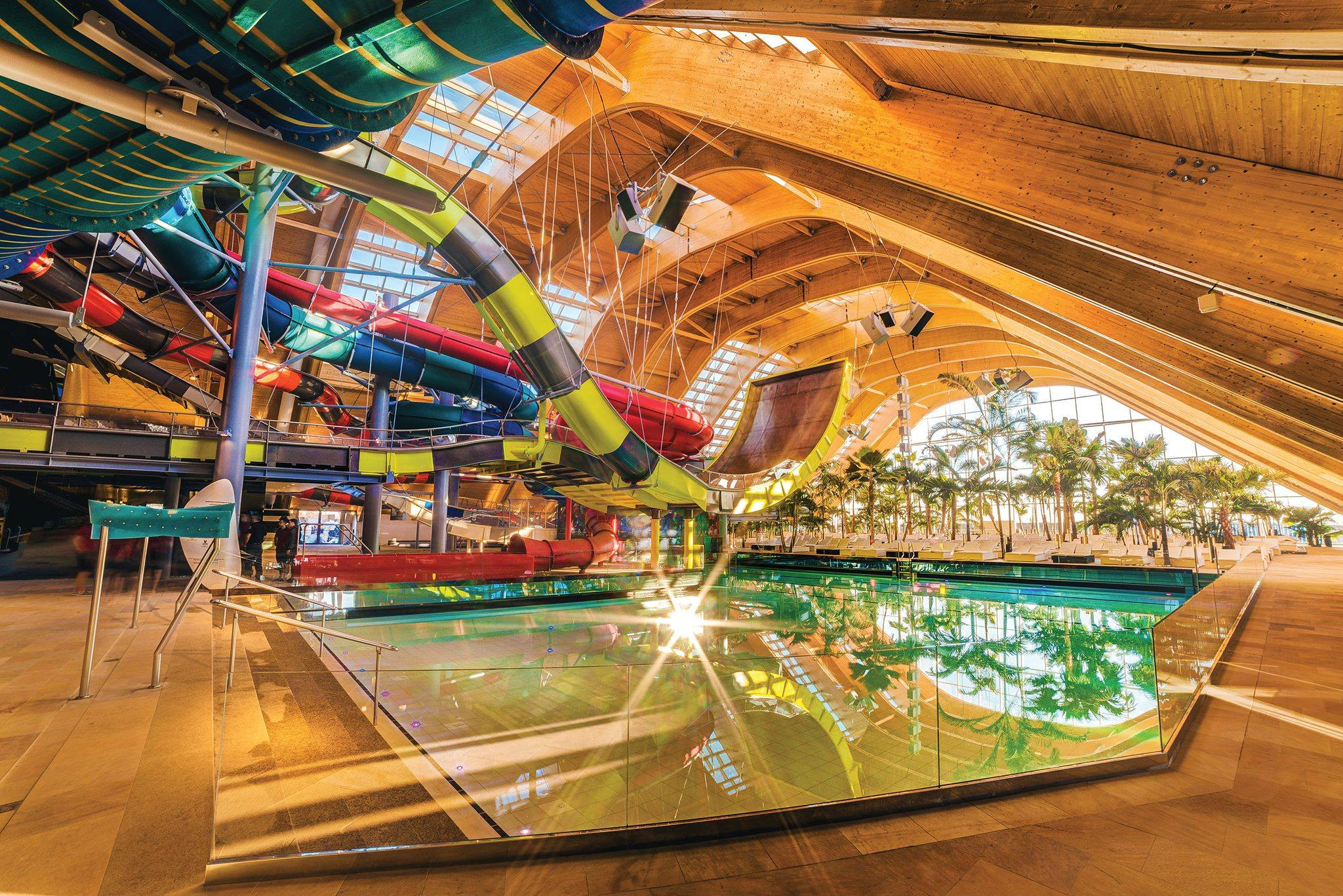 Tanar operat de urgenta dupa ce s-a taiat la picior intr-un tobogan, la Therme Bucuresti. Reactia complexului