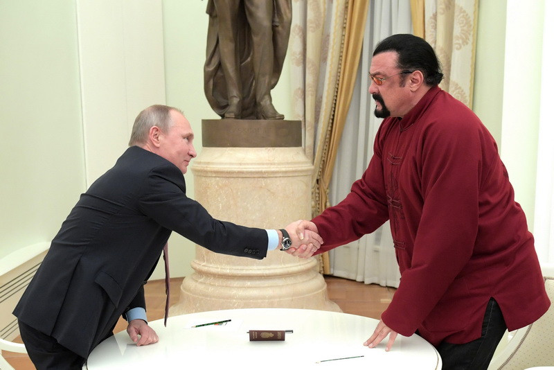 Vladimir Putin i-a dat pasaportul rusesc actorului american Steven Seagal. Mesajul transmis de liderul de la Kremlin. VIDEO