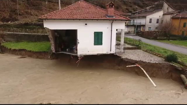 Inundatii devastatoare in Italia. O persoana a murit si trei au fost date disparute; case si poduri distruse de viituri