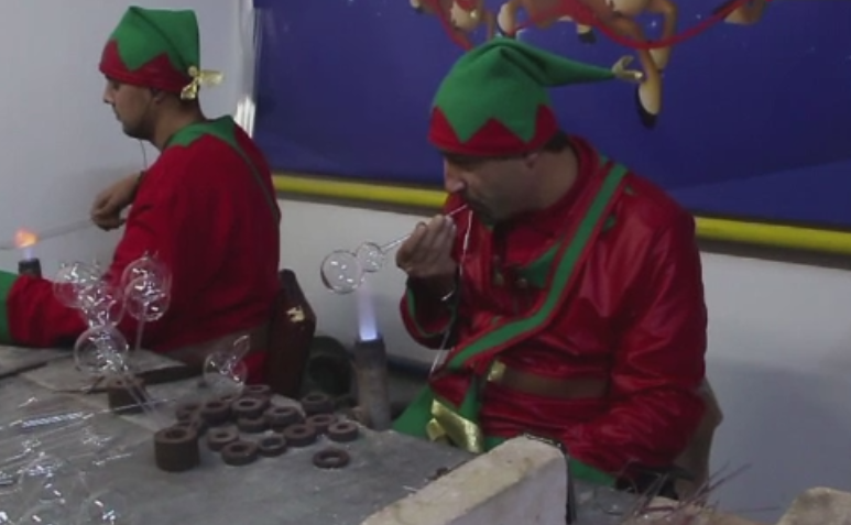 Excursie plina de magie pentru copii, la Fabrica de globuri a lui Mos Craciun, din Arges. "Spiridusii faceau forme"