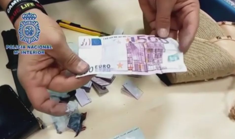 Captura uriasa a Politiei de frontiera din Spania. Cati bani au gasit in talpa pantofilor unei femei care zbura spre Columbia