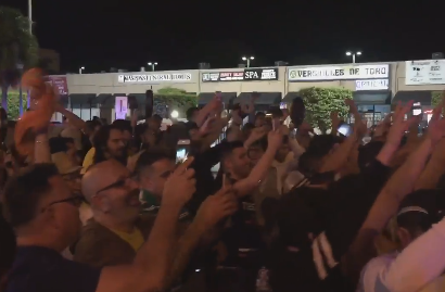 Petrecere nocturna la Miami, dupa moartea lui Fidel Castro. Oamenii au iesit pe strazi cu sampanie si steaguri. VIDEO