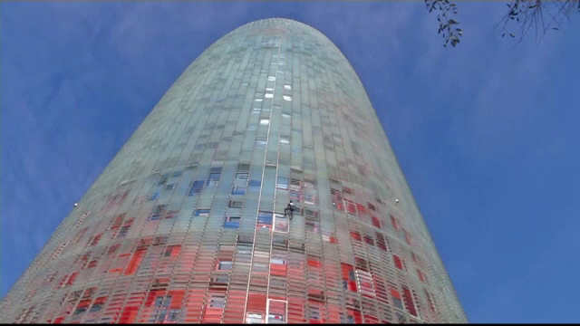 Alpinistul cunoscut drept "Spiderman" a escaladat cea mai inalta cladire din Barcelona fara sistem de siguranta. VIDEO