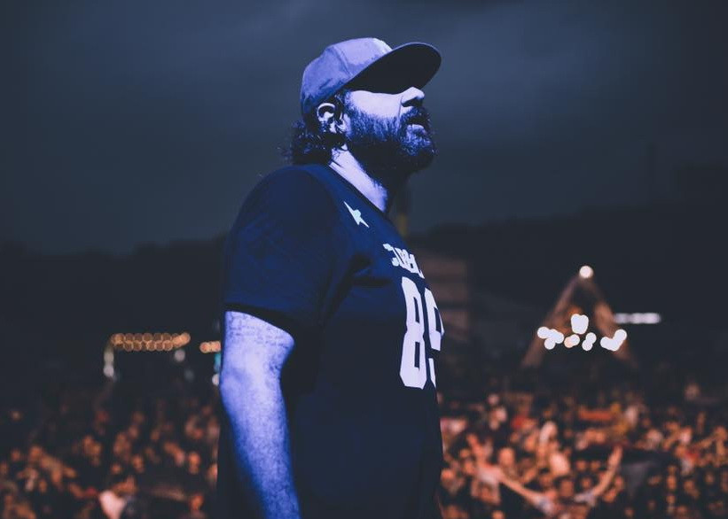 Scene revoltatoare in timpul unui concert Grasu XXL. Cantaretul a lovit un tanar. VIDEO