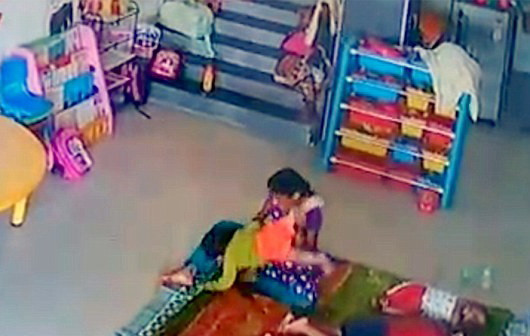 Imagini socante filmate intr-o cresa. Fetita de 9 luni, cu craniul fracturat dupa ce a fost batuta de o ingrijitoare. VIDEO