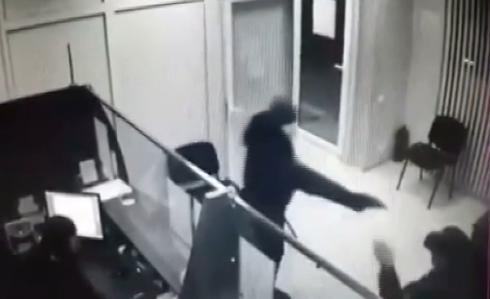 Un barbat inarmat cu un pistol si o ranga a jefuit o banca din R. Moldova. Paznicul a fost batut si este in stare grava.VIDEO