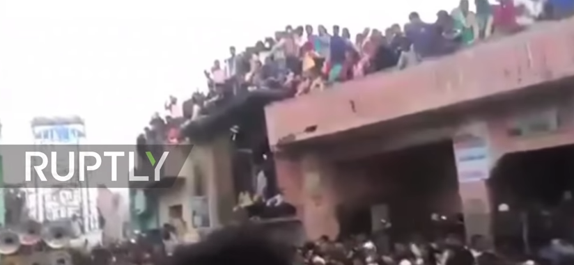 Momentul in care un balcon supraaglomerat se prabuseste in India in timpul unui pelerinaj: 3 morti si 24 de raniti. VIDEO