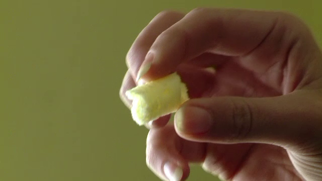 Bebelus de un an, in coma alcoolica de gradul 3 dupa ce rudele i-au dat pufuleti imbibati in tuica. "A tras niste otet"