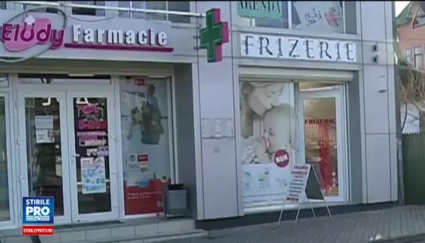 Un barbat inarmat cu un pistol si o ranga a jefuit o banca din R. Moldova. Paznicul a fost batut si este in stare grava.VIDEO