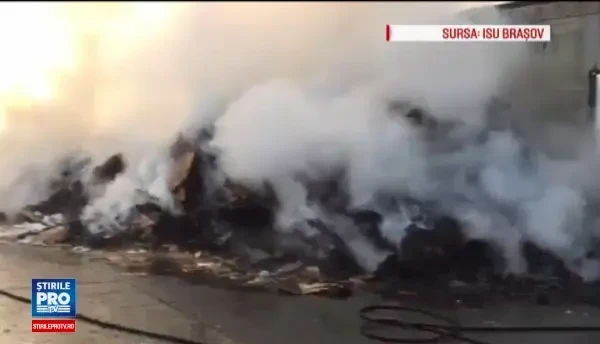 Interventie grea a pompierilor la un depozit plin cu deseuri de hartie si plastic din Codlea, judetul Brasov