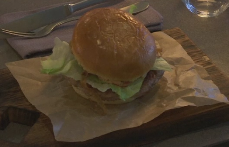 Burgerul cu carne de nutrie, la mare cautare in Rusia. Cat costa o portie la un restaurant din Moscova