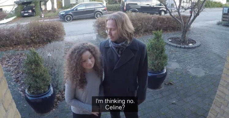 Reactia unor parinti in momentul in care se trezesc la usa cu un barbat care vrea sa o ia de sotie pe fiica lor minora. VIDEO