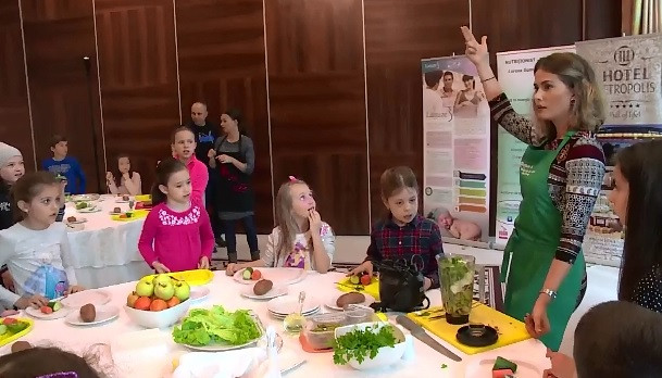 Un ambasador al celebrului Jamie Oliver a ajuns la Bistrita si ii invata pe copii cum sa manance sanatos