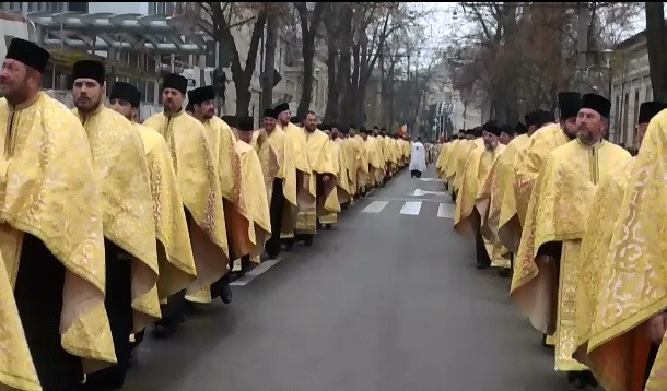Coada de un kilometru la Galati. 200 de preoti au purtat pe strazile orasului moastele Sfintei Filofteia