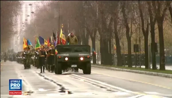 Repetitii la Arcul de Triumf, pentru parada de Ziua Nationala. Au participat peste 3.000 de militari si 250 de vehicule