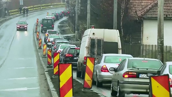 400 de oameni din Feleacu au iesit in strada, nemultumiti de separatoarele dintre sensurile de mers. "Sunt un pericol"