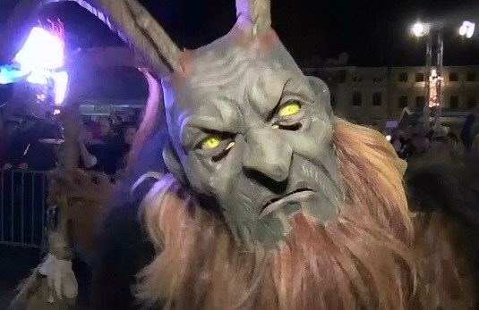 Krampus, personaj considerat companionul malefic al lui Santa Klaus, a pus stapanire pe orasele din Austria