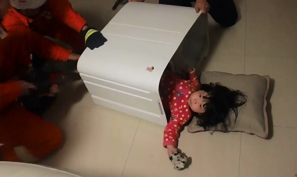 O fetita in varsta de doi ani din nord-vestul Chinei a ramas blocata intr-o masina de spalat. In cat timp a fost scoasa