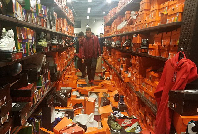 "Era ca dupa cutremur, oamenii calcau peste pantofi". Cum arata un magazin Nike dupa ziua de Black Friday, in SUA. VIDEO
