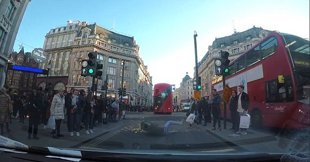 Un britanic s-a impiedicat la stop si i-a cazut lada cu cartofi pe jos, in plin trafic, in Londra. Ce a urmat apoi. VIDEO