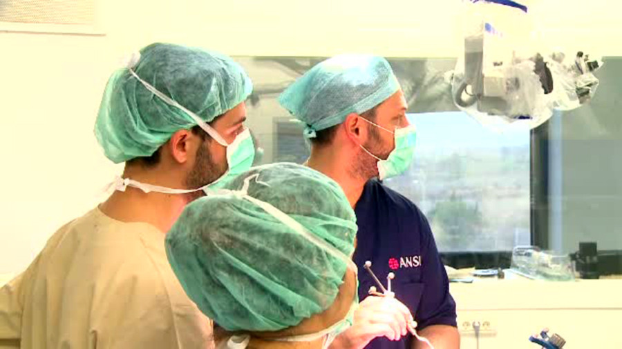 Neurochirurgul care s-a intors din America pentru a salva vieti. "Sunt clipe in operatie cand simti ca te ajuta un sfant"