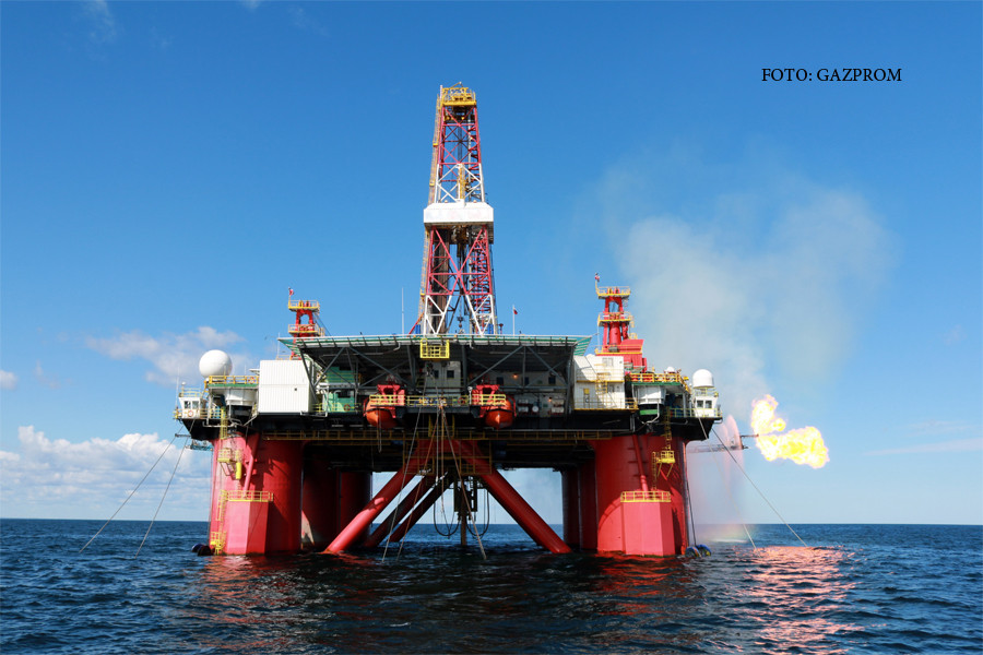 platforma gazprom in Marea Ohotk