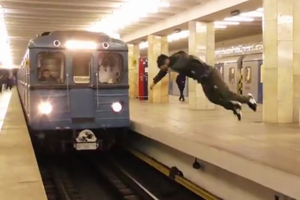 A fentat moartea la secunda, dupa ce a sarit de pe un peron pe altul in fata metroului. Ce a patit tanarul. VIDEO