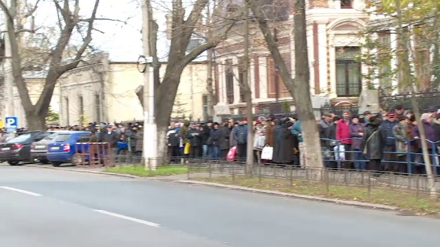 Coada de 1 kilometru la moastele Sf. Filofteia si ale Sf. Apostol Andrei. Parintii si copiii au stat cu orele in frig