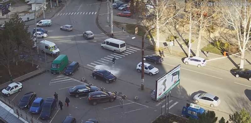 Un barbat din Moldova a trecut milimetric pe langa moarte, pe trecerea de pietoni. Totul a fost filmat