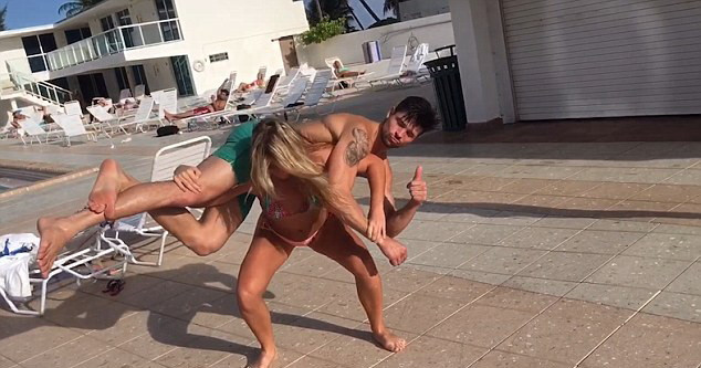 Ipostaza in care apare o fosta Miss. Tanara face genoflexiuni in timp ce ridica in spate un barbat de 80 de kg. VIDEO