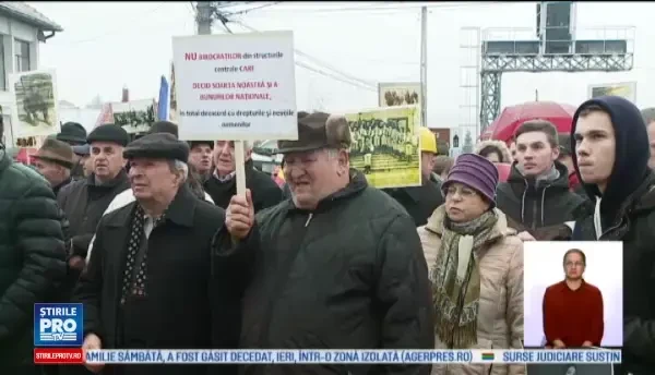 400 de oameni din Feleacu au iesit in strada, nemultumiti de separatoarele dintre sensurile de mers. Sunt un pericol