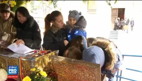 Mii de parinti au venit cu copiii si au stat ore bune in frig, pentru a se inchina la moastele Sfintei Filofteia