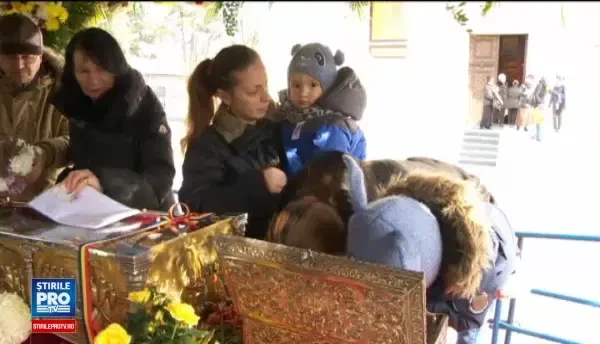 Coada de 1 kilometru la moastele Sf. Filofteia si ale Sf. Apostol Andrei. Parintii si copiii au stat cu orele in frig