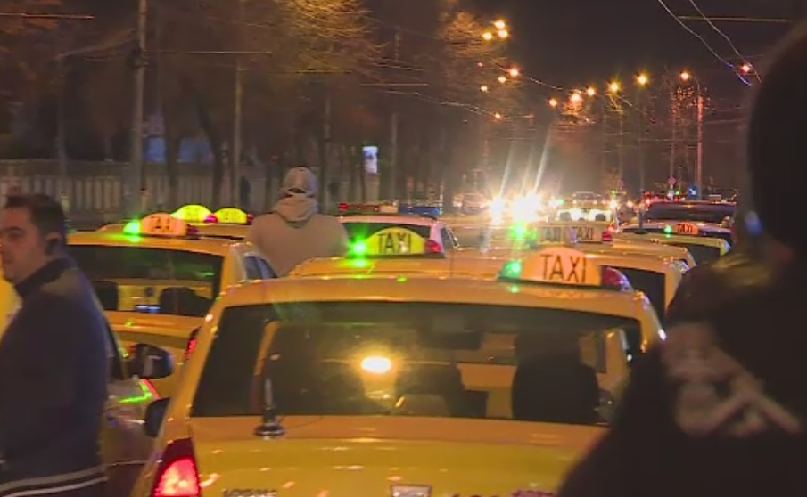 Protest cu zeci de taximetristi in Bucuresti. Soferii au aruncat cu oua si faina in masinile Uber