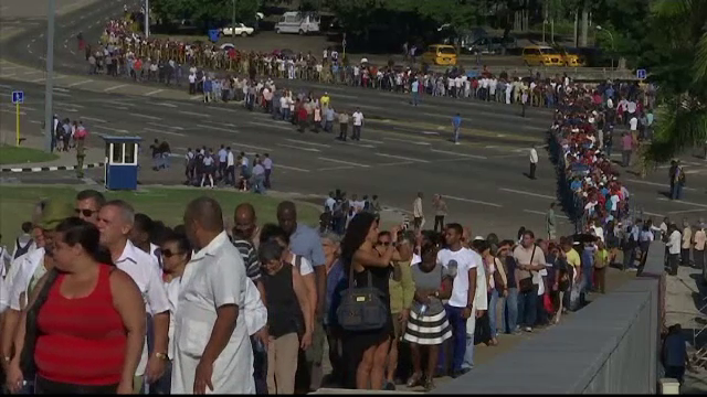 Cozi kilometrice facute de cubanezi pentru a-i spune adio lui Fidel Castro. Sefii de stat prezenti si absenti la ceremonie