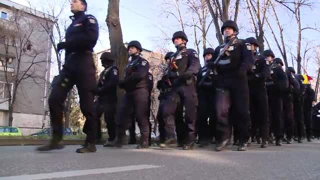 La Timisoara s-au facut ultimele repetitii pentru parada de 1 Decembrie. Peste 150 de soldati au defilat pe strazi