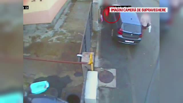 O batranica, deranjata ca nu avea loc sa treaca pe trotuar, a vandalizat mai multe masini in Cluj. Scenele filmate