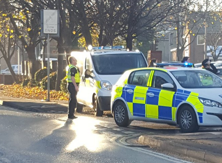 Barbat inarmat cu un topor, impuscat de politie in Hull City. Centrul orasului a fost blocat
