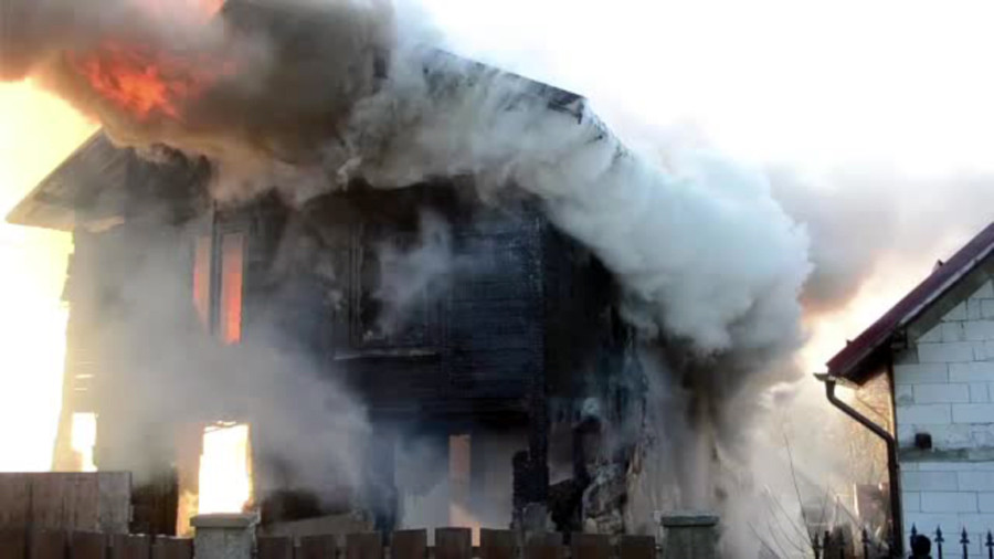 O batrana de 94 de ani a ars de vie in casa. Pompierii banuiesc ca incendiul a inceput tot din vina ei