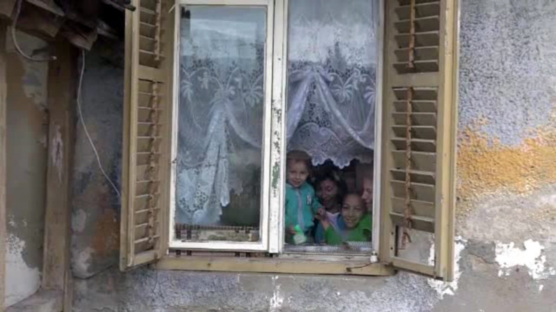 O familie cu 3 copii din Sighisoara risca sa inghete in aceasta iarna. "Spal pe intuneric, copiii tremura cand fac baie"