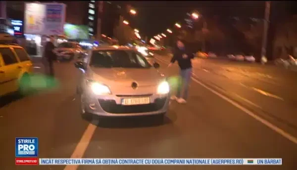 Protest cu zeci de taximetristi in Bucuresti. Soferii au aruncat cu oua si faina in masinile Uber