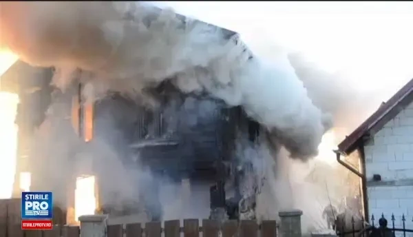 O batrana de 94 de ani a ars de vie in casa. Pompierii banuiesc ca incendiul a inceput tot din vina ei