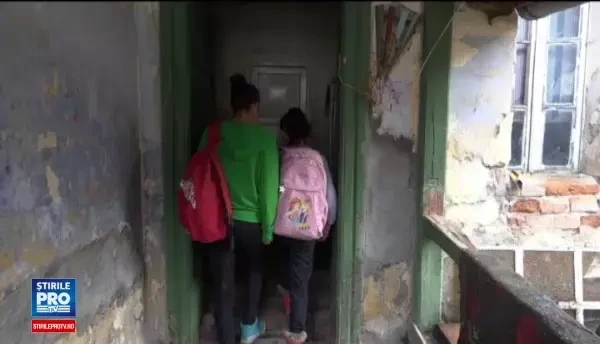 O familie cu 3 copii din Sighisoara risca sa inghete in aceasta iarna. Spal pe intuneric, copiii tremura cand fac baie