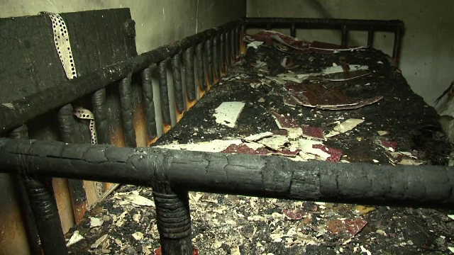 Un barbat a incercat sa se sinucida incendiind casa in care se aflau si cei 3 copii ai lui. A fost impuscat in picior