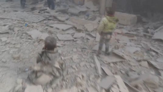 Scene tulburatoare filmate in Alep in urma unui atac atribuit rebelilor, soldat cu 20 de morti. VIDEO